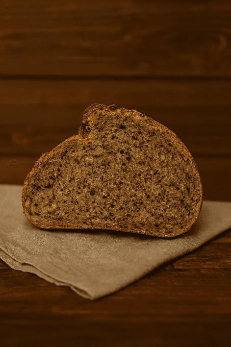 LE PAIN À L'ÉPEAUTRE BIO ET AUX GRAINES DE NIGELLE À LA COUPE (500g)*